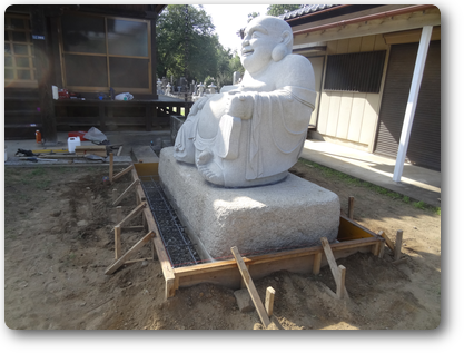布袋様建立